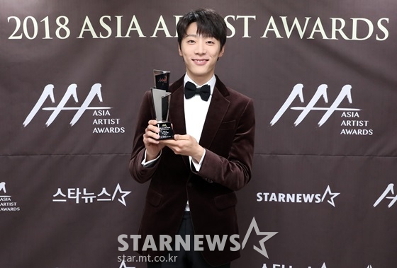 배우 신현수가 지난달 28일 오후 인천 남동체육관에서 진행된 '2018 AAA'(Asia Artist Awards) 시상식에서 기념촬영을 하고 있다. /사진=임성균 기자