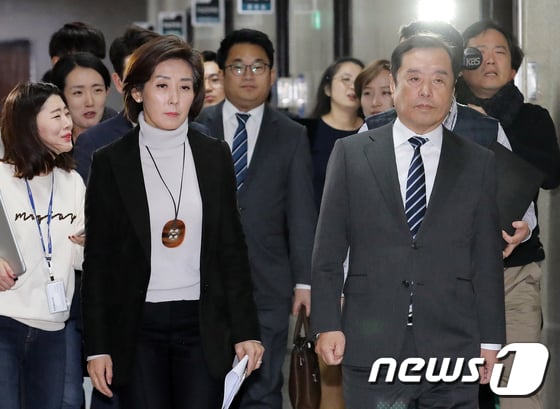 자유한국당이 김무성 최경환 홍문종 김용태 등 현역 의원 21명의 당협위원장 자격을 박탈하거나 향후 공모에서 배제하기로 결정했다. /사진=뉴스1