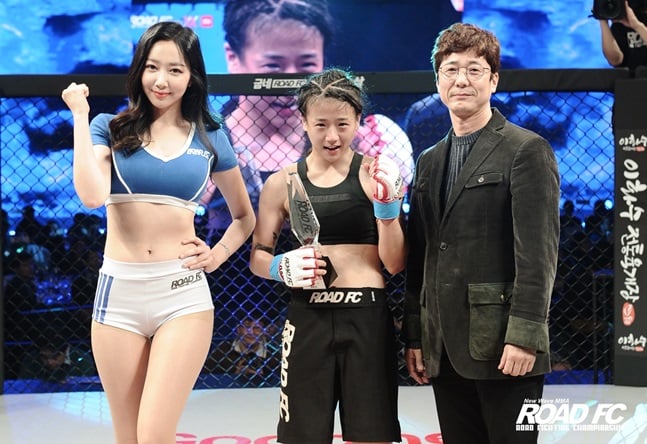 이예지를 잡고 데뷔전에서 승리한 이수연. /사진=로드FC