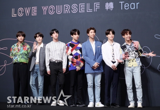 그룹 방탄소년단이 5월 24일 오전 서울 중구 롯데호텔에서 진행된 정규 3집 앨범 'LOVE YOURSELF 轉 Tear' 발매 기념 기자간담회에 참석해 포즈를 취하고 있다. /사진=김휘선 기자