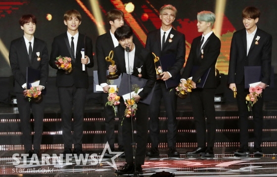 아이돌그룹 방탄소년단이 10월 24일 오후 서울 송파구 올림픽공원 올림픽홀에서 진행된 '제9회 대한민국 대중문화예술상'에서 화관문화훈장을 수상한 뒤 수상소감을 전하고 있다. /사진=김휘선 기자