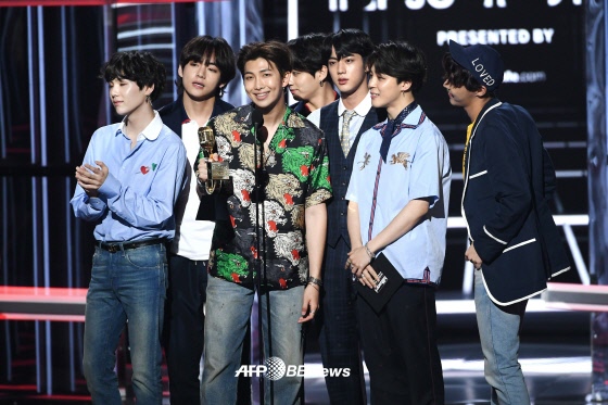 아이돌그룹 방탄소년단이 5월 20일 미국 라스베가스 MGM 그랜드 가든 아레나에서 막을 내린 2018 빌보드 뮤직어워드에서 톱 소셜 아티스트상을 수상한 뒤 소감을 밝히고 있다. /AFPBBNews=뉴스1