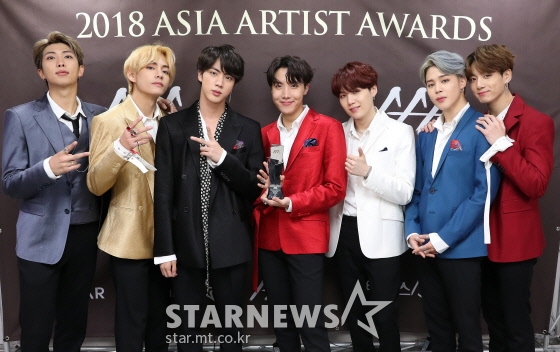 아이돌그룹 방탄소년단이 11월 28일 오후 인천 남동체육관에서 진행된 2018 AAA(Asia Artist Awards) 시상식에서 기념촬영을 하고 있다. /인천=임성균 기자