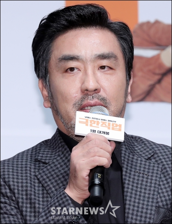 배우 류승룡이 17일 '극한직업' 제작보고회에 참석해 질문에 답하고 있다.
