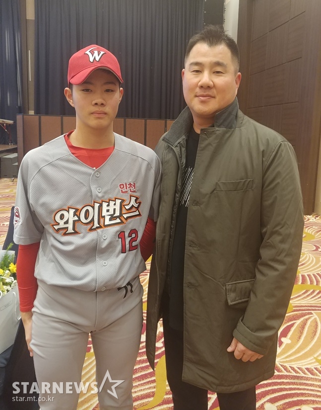 잠신중 이성현(왼쪽)과 이도형 두산 베어스 코치 부자. /사진=김동영 기자