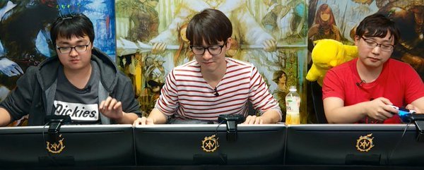 방송을 하는 운영자들의 시선이 밑을 향하고 있다 (사진 출처: '파이널판타지14' 공식 트위터)