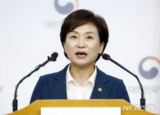 김현미 국토교통부 장관이 21일 서울 종로구 정부서울청사 별관 브리핑실에서 '수도권 주택공급 확대방안' 발표를 하고 있다. 2018.09.21./사진=뉴시스