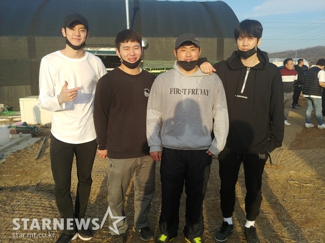 유기견 보호소 봉사활동을 나선 이지영(오른쪽 두 번째). 모델 문수인(왼쪽), 배우 정의철(오른쪽)와 함께 구슬땀을 흘렸다. /사진=김동영 기자