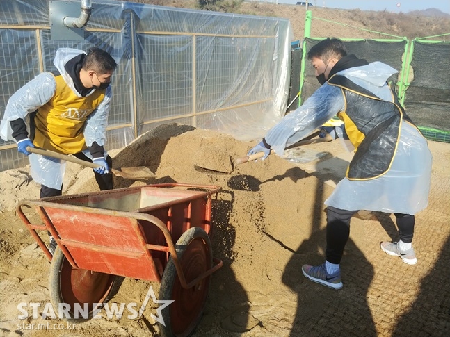 황재균과 함께 3시간 가까이 삽을 든 전준우. /사진=김동영 기자