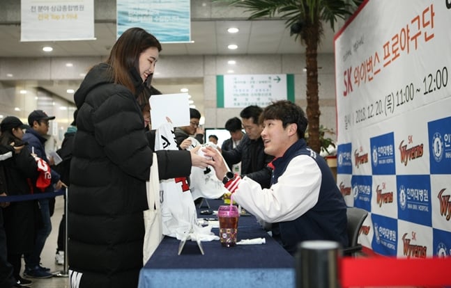 정성스럽게 사인을 해주는 박종훈(오른쪽). /사진=인하대병원 제공