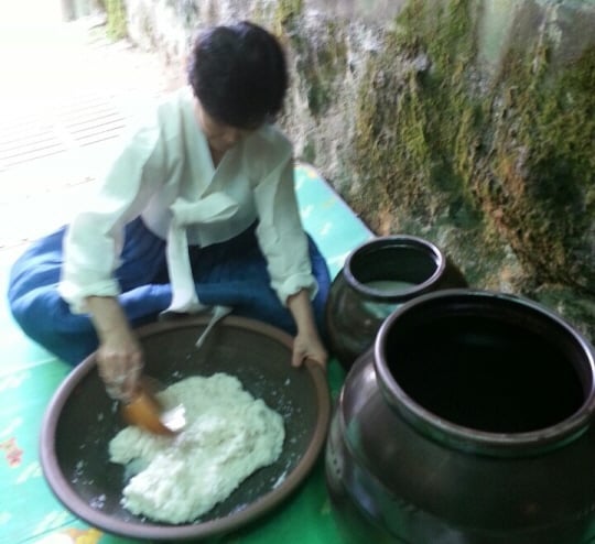 술을 빚고 있는 백영옥 명인/사진제공=한국문화에술명인회