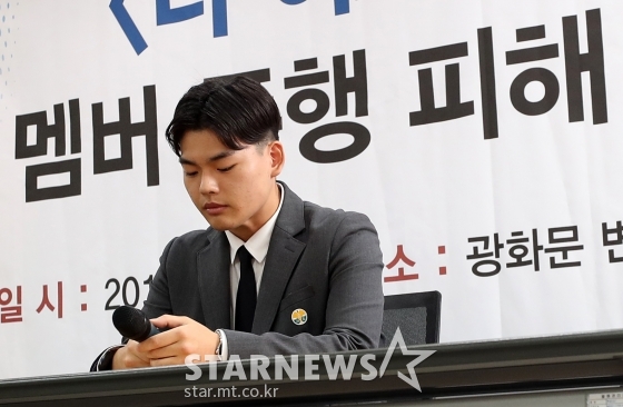 밴드 더 이스트라이트 이석철이 10월 19일 오전 서울 종로구 광화문 변호사회관에서 열린 소속사 총괄 프로듀서 김창환 회장과 프로듀서 A씨의 멤버 폭행 기자회견에 참석해 질의응답을 하고 있다./사진=스타뉴스