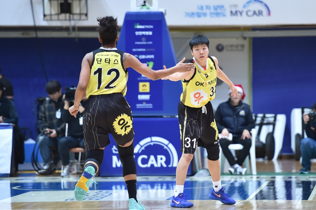 40점 이상을 합작한 단타스(왼쪽)와 진안 /사진=WKBL 제공