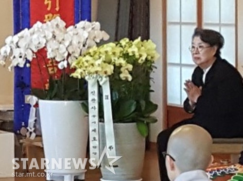 고 신성일의 아내 엄앵란이 22일 진행된 고인의 49재 추모행사에 참석, 추모식을 지켜보고 있다. /사진=독자제공