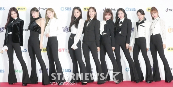 걸그룹 트와이스가 12월 25일 오후 서울 구로구 고척스카이돔에서 열린 '2018 SBS 가요대전' 레드카펫 행사에 참석해 포즈를 취하고 있다./사진=김창현 기자