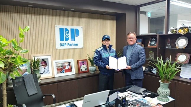 디앤피파트너가 독립리그 파주 챌린저스와 업무협약을 체결했다. 사진 오른쪽이 디앤피파트너 양승호 대표이사. /사진=디앤피파트너 제공