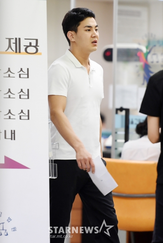 차주혁(27, 본명 박주혁)이 2016년 2일 오전 서울 서초구 중앙지법에서 열리는 2차 공판에 출석하고 있다./사진=스타뉴스