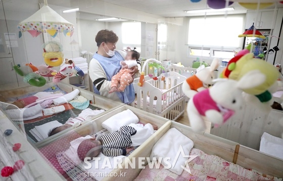 28일 서울 창천동 동방사회복지회 영아 일시 보호소에서 아이들을 돌보고 있는 윤정수 /사진=이기범 기자
