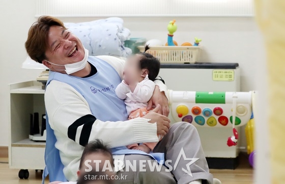 28일 서울 창천동 동방사회복지회 영아 일시 보호소를 찾아 아이들을 돌보고 있는 윤정수 /사진=이기범 기자