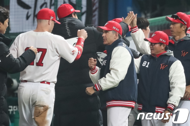 한국시리즈 3차전 승리 이후 하이파이브를 하고 있는 로맥(왼쪽)과 힐만 전 SK 감독(가운데). /시진=뉴스1
