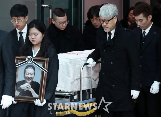 12월 31일 오전 송파구 서울아산병원에서 밴드 봄여름가을겨울의 드러머 고 전태관의 발인식이 엄수되고 있다./사진=홍봉진 기자