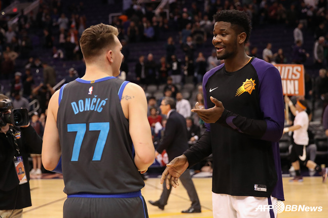 미국프로농구(NBA) 댈러스 매버릭스의 루카 돈치치(좌)와 피닉스 선즈의 디안드레 에이튼. / 사진=AFPBBNews=뉴스1