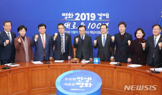 2일 서울 여의도 국회에서 열린 민주당 최고위원회의 모습/사진=뉴시스