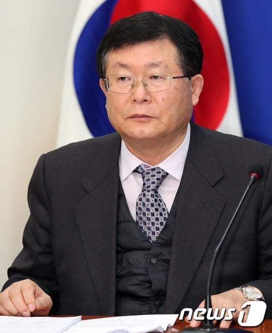 설훈 더불어민주당 최고의원이 임종석 청와대 비서실장 후임으로 거론되고 있는 노영민 주중대사에 대해 언급했다. /사진=뉴스1