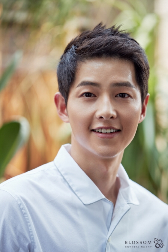 송중기가 '늑대소년' 조성희 감독과 재회한 '승리호'가 투자배급사가 확정되면서 본격적인 궤도에 올랐다.