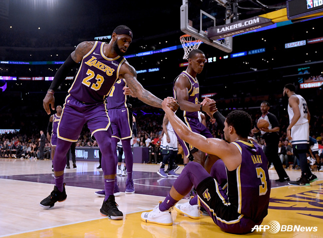 미국프로농구(NBA) LA 레이커스의 르브론 제임스(좌)와 조쉬 하트, 라존 론도. / 사진=AFPBBNews=뉴스1