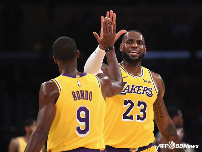 미국프로농구(NBA) LA레이커스의 라존 론도와 르브론 제임스. / 사진=AFPBBNews=뉴스1