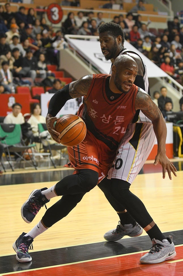 안양 KGC인삼공사의 레이션 테리(빨간색 유니폼). / 사진=KBL 제공