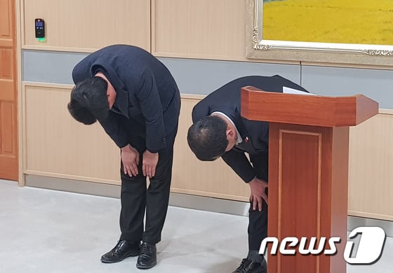 해외연수기간 중 가이드 폭행 관련 사과하는 경북 예천군의회 이형식 의장과 박종철 부의장(왼쪽) /사진=뉴스1
