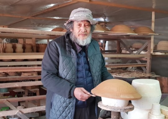 한상남 명인이 거북이 등 모양의 수맥도자기를 만들고 있다/사진제공=명인회