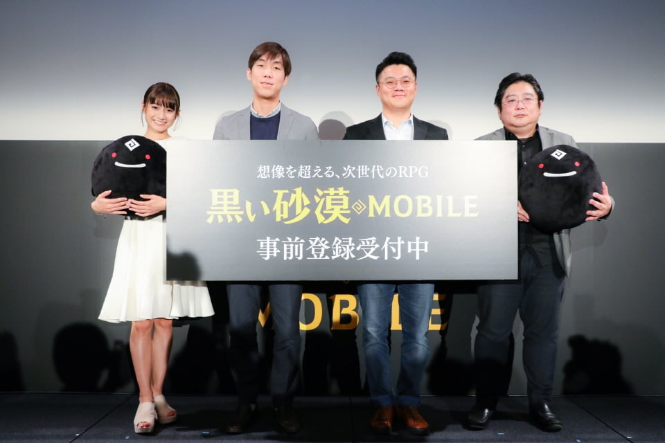검은사막 모바일 일본 쇼케이스 현장, 왼쪽 두 번째부터 펄어비스 정경인 대표, 펄어비스 이정섭 일본 법인장, 펄어비스 아키야마 타카토시 일본 운영 총괄 PD