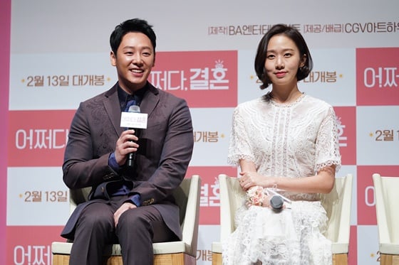 영화 '어쩌다, 결혼'에 출연하는 배우 김동욱(왼쪽), 고성희