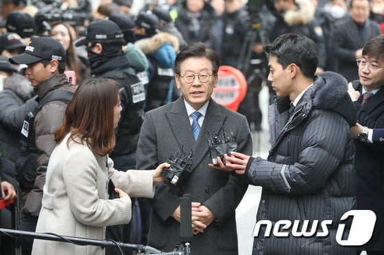 법원에 출석한 이재명 경기지사 /사진=뉴스1