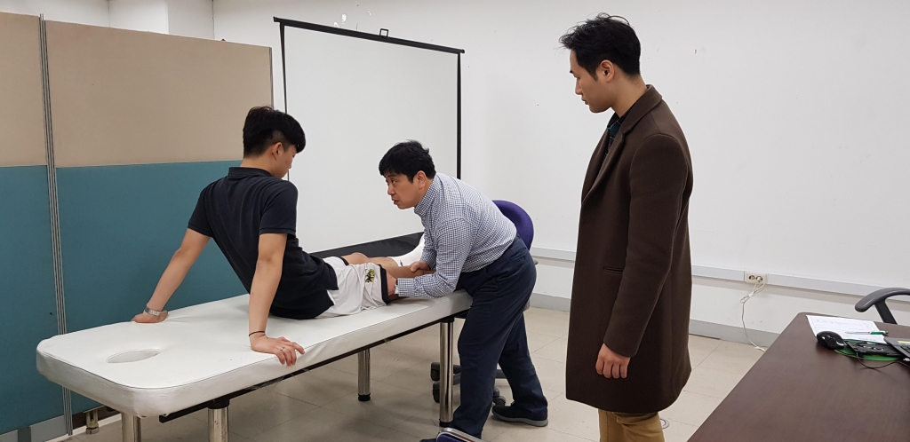 무릎 전문의인 김진구 건국대학교 스포츠의학센터장의 무료진료 모습. /사진=서귀포시 제공