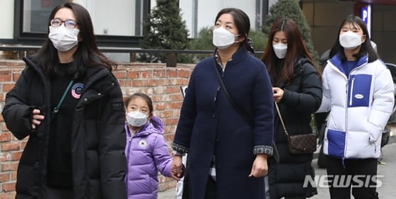 연일 최악의 미세먼지로 전국이 몸살을 앓고 있는 가운데 미세먼지를 막아주는 마스크 착용법에 관심이 쏠리고 있다. /사진=뉴시스