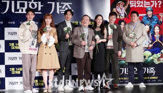 영화 '기묘한 가족'에 출연하는 배우 정가람, 이수경, 김남길, 박인환, 엄지원, 정재영과 이민재 감독 /사진=김휘선 기자