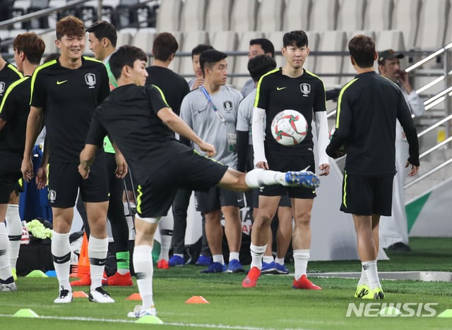 2019 AFC 아시안컵 C조 조별리그 3차전 한국과 중국의 경기를 하루 앞둔 15일 오후(현지시간) 아랍에미리트 아부다비 알 나얀 스타디움에서 한국 축구대표팀 손흥민과 김민재 등 선수들이 훈련을 하고 있다. /사진=뉴시스