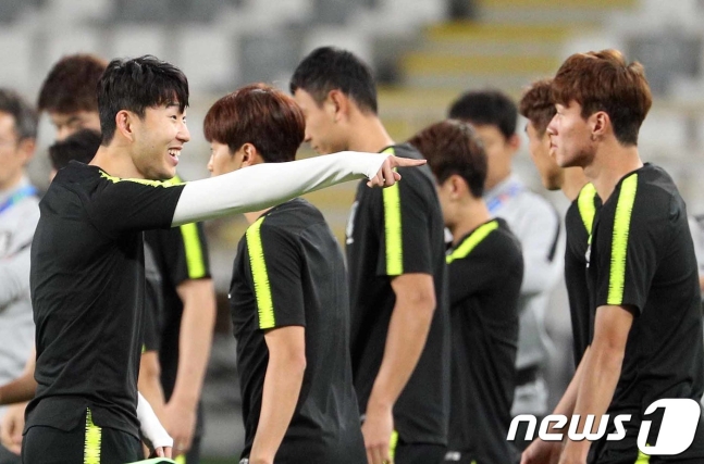 대한민국 축구대표팀 손흥민(왼쪽)과 황의조가 2019 아시아축구연맹(AFC) 아시안컵 C조 조별리그 3차전 중국과의 경기를 하루 앞둔 15일 오후(현지시간) 아랍에미리트연합(UAE) 아부다비 알냐얀 스타디움에서 훈련을 하고 있다. /사진=뉴스1