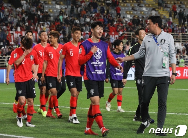 한민국 축구대표팀 손흥민이 16일 오후(현지시간) 아랍에미리트연합(UAE) 아부다비 알냐얀 스타디움에서 열린 2019 아시아축구연맹(AFC) 아시안컵 C조 조별리그 3차전 대한민국과 중국의 경기에서 2대 0으로 승리한 후 그라운드를 나서고 있다. /사진=뉴스1