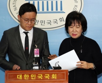 손혜원(오른쪽) 의원이 21일 젊은빙상인연대와 기자회견을 하고 있다. /사진=뉴스1