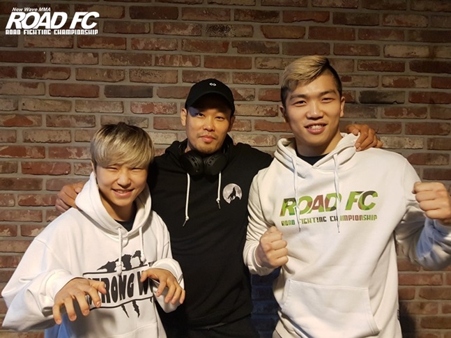로드FC 센트럴리그 현장을 찾은 박정은(좌)과 임동환(우). /사진=로드FC 제공