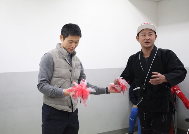 신중히 제기를 고르는 이영표(왼쪽)와 이천수.  /사진=H ENT