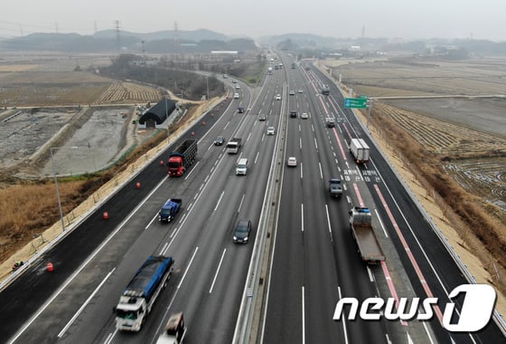 설 연휴인 내달 4일부터 6일까지 전국 고속도로 통행료가 면제된다. /사진=뉴스1