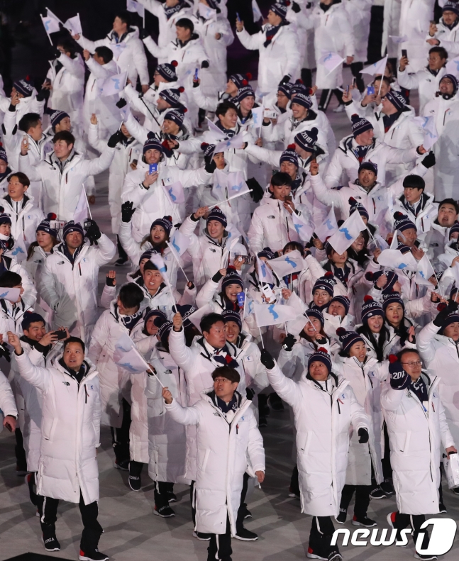 평창 동계올림픽서 남북한 선수단이 한반도기를 들고 공동 입장했다. /사진=뉴스1