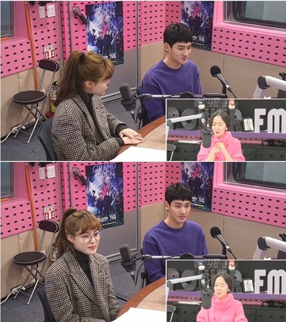 영화 '기묘한 가족'에 출연한 배우 이수경(왼쪽), 정가람 /사진=SBS 라디오 파워FM '박선영의 씨네타운' 보는 라디오 방송화면 캡처