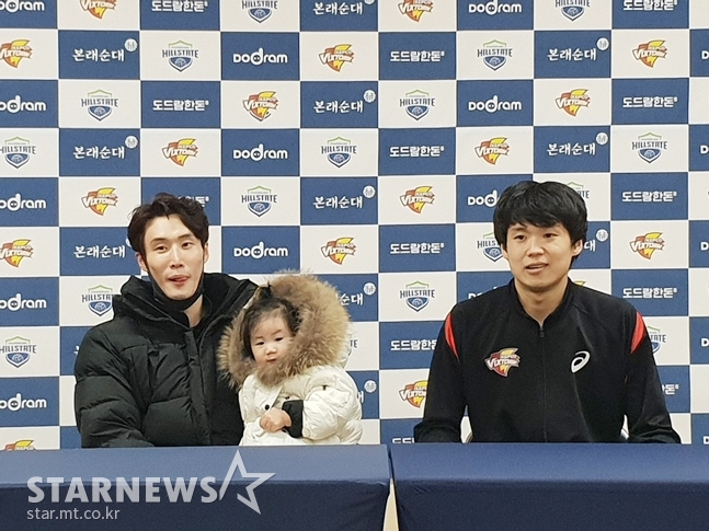 최홍석과 딸 지유양(가운데), 서재덕이 경기 후 인터뷰에 나서고 있다./사진=심혜진 기자